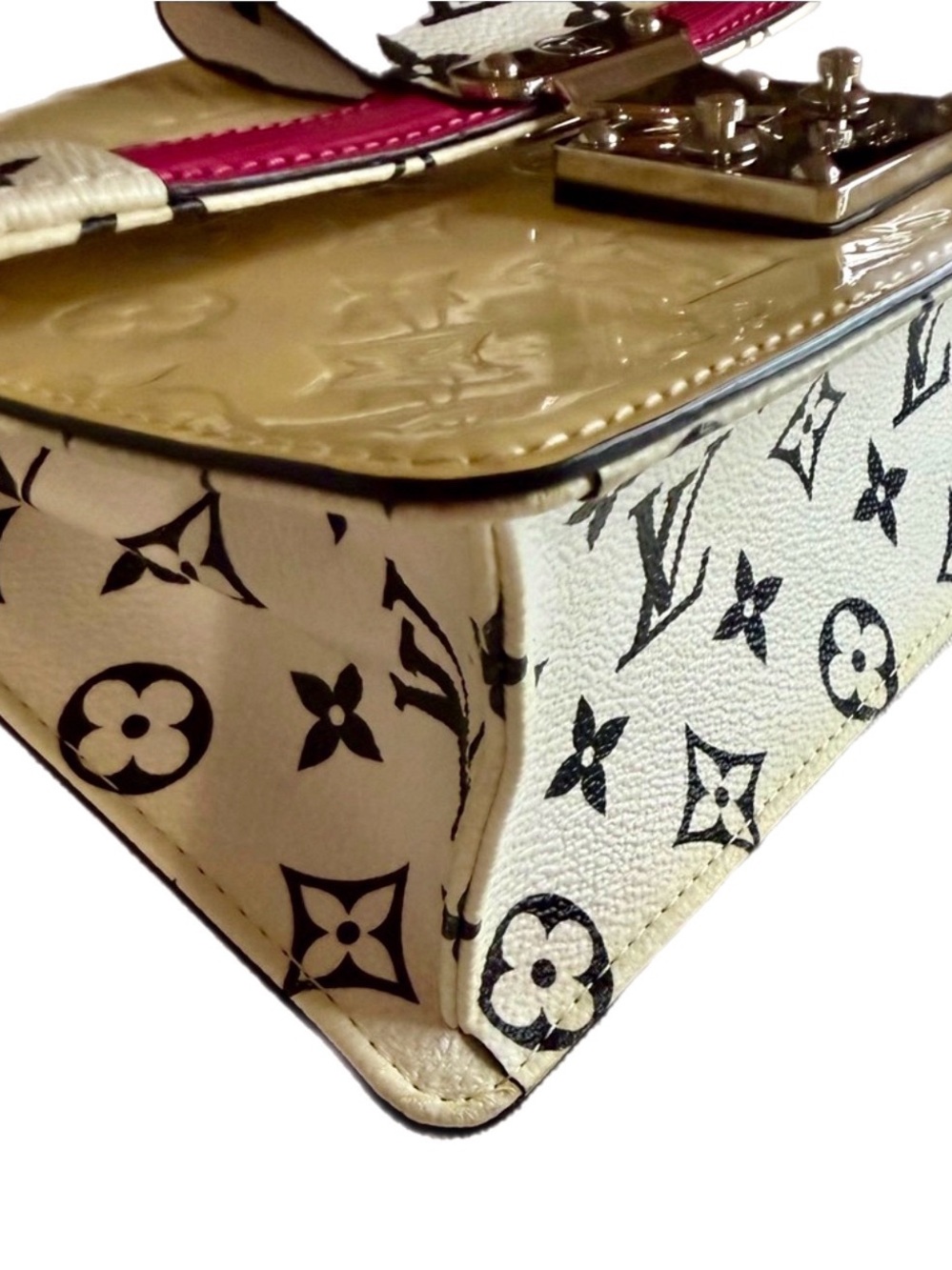 Authentic Louis Vuitton Crème Vernis LV Wynwood Crossbody Shoulder Bag - Picture 3 of 7